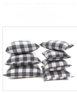 Détail de la texture du tissu en poly-coton gris et du motif à carreaux gingham