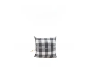 Texture détaillée de la housse de coussin à carreaux gris et blanc en tissu doux