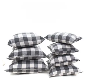 Vue détaillée des housses de coussin à carreaux noirs et blancs au fini haut de gamme