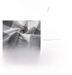 Détail du tissu doux d'une taie d'oreiller à carreaux gris avec texture subtile