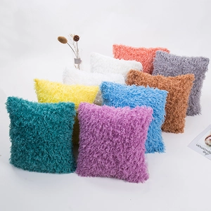 Fundas de cojín de felpa en varios colores con elementos decorativos de interior