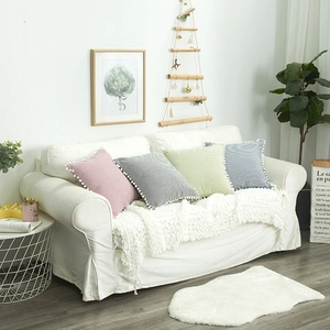 Cuscini decorativi a righe in cotone con pompon rossi, neri, verdi e blu per l'arredamento