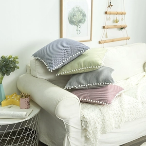 Fodere per cuscini a righe con pon-pon in blu, verde, grigio e rosso