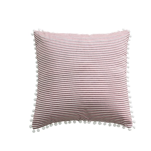 Cuscino decorativo a righe bianche e rosse con pompon bianchi per la casa