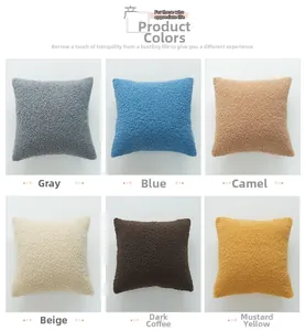 Detalle de seis fundas de cojín cuadradas de forro polar de peluche en varios colores