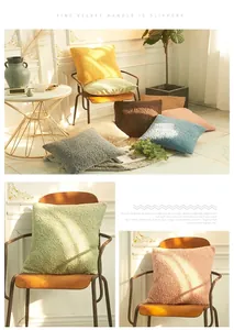 Textura detallada de fundas de cojín de terciopelo teddy en varios colores para el sofá