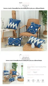 Détail de la housse de coussin en coton bleu avec motifs touffetés et bords à pompons