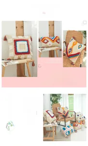 Détail de housse de coussin bohème en coton avec tufting géométrique coloré et pompons