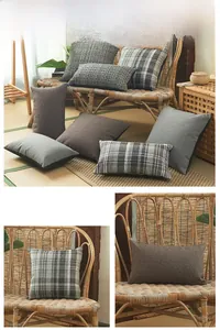 Gros plan de housses de coussin en lin montrant la texture et les détails du tissage