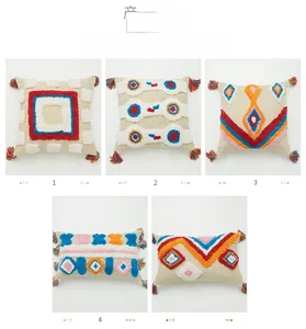 Détails de housses de coussin bohèmes colorées avec pompons et motifs géométriques