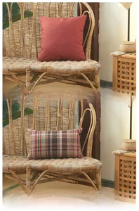 Housses de coussin en lin à carreaux et rouge texturé sur une chaise en bois