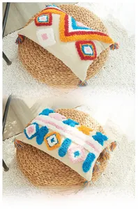 Détails des housses de coussin bohèmes avec motifs touffetés et glands multicolores