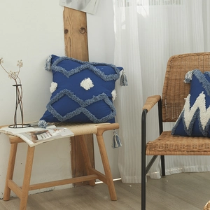 Housse de coussin boho bleu marine avec glands et motifs géométriques brodés