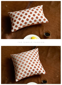 Détail de housses de coussin déco avec pois orange 3D et fermeture éclair invisible pratique