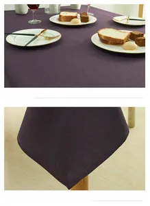 Detail der tiefvioletten wasserfesten Tischdecke mit feinen Nähten und Leinenstruktur