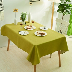 Minimalistische grasgrüne Tischdecke in einer gemütlichen häuslichen Umgebung