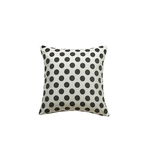 Housse de coussin carrée minimaliste avec pois noirs classiques sur fond blanc doux