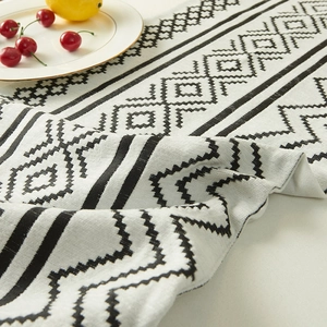 Noorse chenille tafelloper met zwart-wit geometrisch patroon en franje details