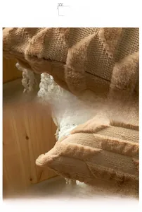 Dettaglio della cerniera invisibile e cucitura overlock su fodera per cuscino in peluche