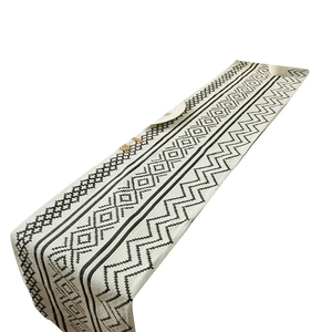 Minimalistische chenille tafelloper met zwart-witte geometrische lijnen en kwasten