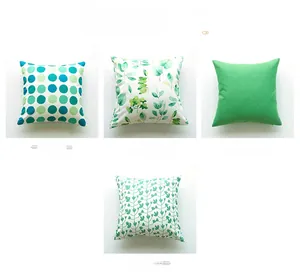 Détail de quatre housses de coussin aux motifs de feuilles vertes et de pois stylés