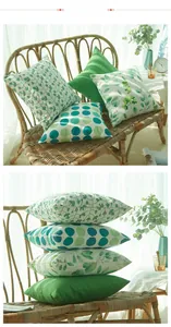 Vue détaillée de quatre housses de coussin aux motifs de feuilles vertes et pois