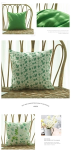 Détail de housses de coussin à motifs feuilles vertes montrant la texture douce du tissu