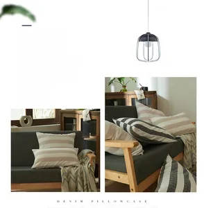 Federa per cuscino in cotone e lino con strisce beige e kaki in un interno moderno