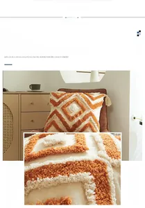 Gros plan sur le motif géométrique tufté et les pompons du coussin décoratif