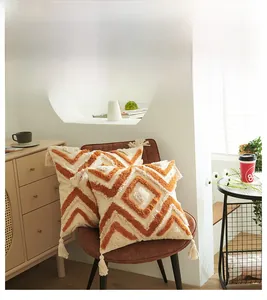 Gros plan du coussin bohème avec touffetage géométrique et détails de franges