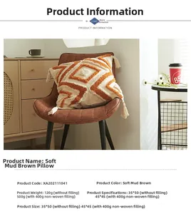 Détail d'une housse de coussin bohème avec lignes géométriques et glands décoratifs