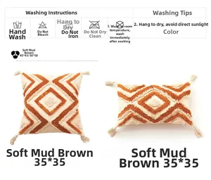 Détail de la housse de coussin tuftée à motifs géométriques et pompons décoratifs