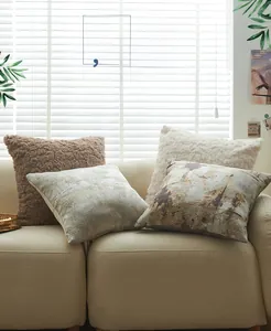 Détail de quatre housses de coussin de luxe en peluche et motif marbre