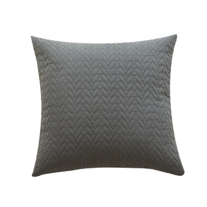 Funda de cojín gris oscuro con diseño de hojas acolchadas y textura en relieve cuadrada