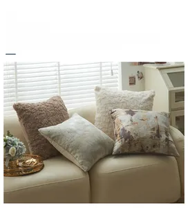 Détail de housses de coussin en peluche beige et marron dans un décor moderne