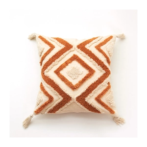 Housse de coussin bohème à motifs géométriques tuftés et pompons crème et caramel