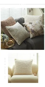 Détail d'une housse de coussin en fausse fourrure beige avec texture sur un canapé