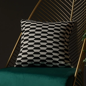 Fodera per cuscino geometrico bianco e nero su sedia di design dorata di lusso