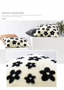 Primer plano de tela de felpa suave con flores blancas y negras y textura esponjosa