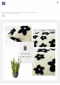 Detalle de funda de almohada de felpa blanca con estampado floral negro y costura