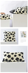 Detailansicht des flauschigen schwarz-weißen Blumen-Kissenbezugs mit weicher Kunstpelztextur