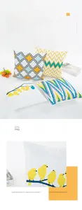 Détails de quatre taies d'oreiller en satin de soie avec motifs géométriques et d'oiseaux
