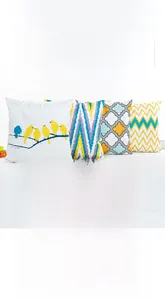 Détail de la fermeture éclair invisible et des motifs abstraits sur les housses de coussin