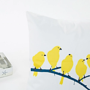 Housse de coussin moderne en satin de soie avec oiseaux jaunes sur branches bleues
