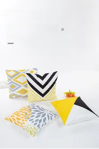 Détail de quatre housses de coussin en satin avec motifs géométriques jaune et gris