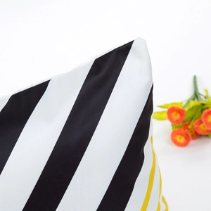 Housse de coussin en soie synthétique avec rayures géométriques noir blanc et jaune déco
