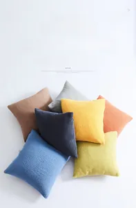 Détail de texture de housses de coussin en velours côtelé aux couleurs macarons