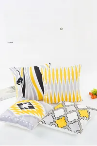 Detaillierte Nahaufnahme von vier Satin-Kissenbezügen mit geometrischen Mustern und Zebra-Prints