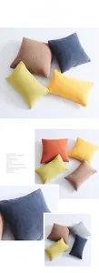 Détail des housses de coussin en velours côtelé à rayures montrant la texture du tissu