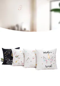 Détail des housses de coussin licorne avec dorure et motifs d'étoiles et arc-en-ciel